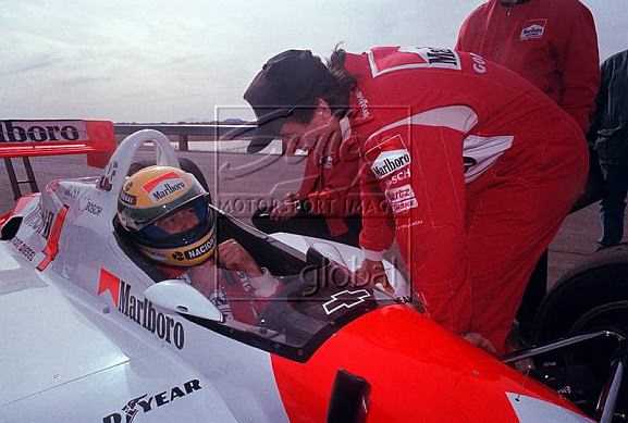 Emmo(���~)�b1994�~�ɩu�}�l�e, ���b�ڦ�n����U���b�@�Ť�{�����ɪ�Aryton Senna�����L�b�d�S��{�������Z�H, �i���]��̦b�t���Q���ɯ��������`�ӧi�j�C	Picture Source: Sutton Images