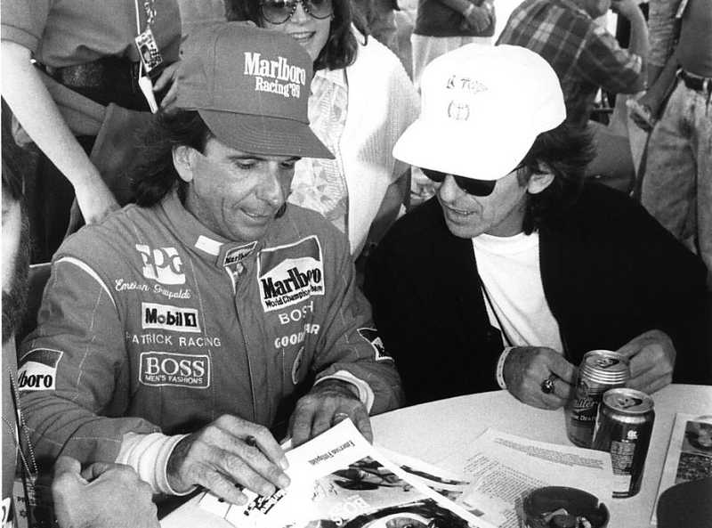 Emerson Fittipaldi(��)�M�e���Y�|�ֶ��������ѪB��George Harrison(�k)�b1989�~���X��, �L�̦b�U�۪���줤�إߦP�˽��ת����N�C Picture Source: Champ Car World Series
