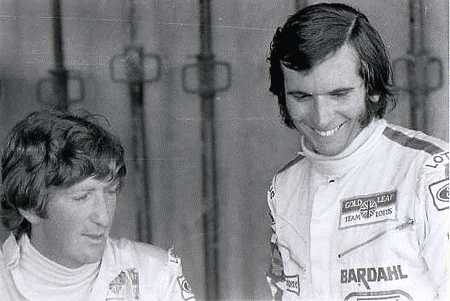 Emerson Fittipaldi(�k)�b�ѻP�@�ŤΤG�Ť�{�����ɪ��, �`�o���ᨮ�������u���Jochen Rindt(��)������M�n����U, �Ϭ��L�̦b1970�~���ǭ������ɫe���X�ӡC Picture Source: Ennestal Classic