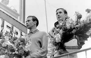 Jackie Stewart(�k)�MClark(��)���Ѩ}�[, ��̦b1968�~�N�~���`���L�a�Ӥ��ֿ�ѩM�����C	Picture Source: GP Total Brasil