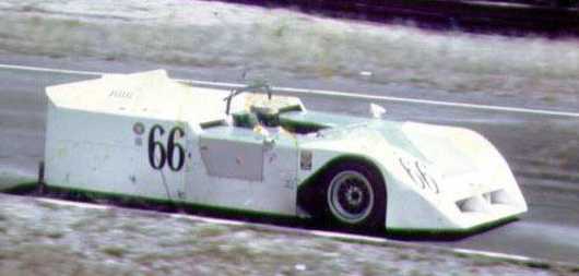 Jackie Stewart�b1970�~����[�쫬�]���ɤ��r�p�����O��(Chaparral)�쫬�]��, ���b�u�a�������v���]�p���L���ը�o�س]�p�����f�C Picture Source: Racing Sports Cars