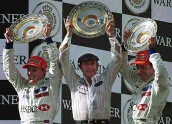 �v�x��@�Ť�{�����������a�ɨ�: �Ϭ�Jackie Stewart(��)�MJohnny Herbert(��)��Rubens Barrichello(�k)�y��1999�~�w���ɯ����ӧQ�C Picture Source: Johnny Herbert Official Site