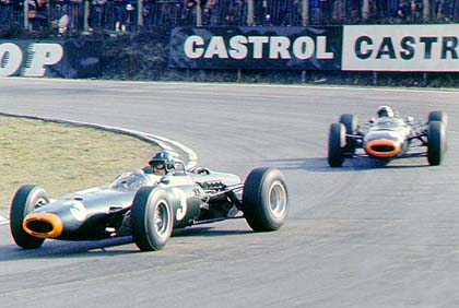 Graham Hill(�e)�MJackie Stewart(��)�b1966�~���ĤOBRM����, ����������O���}�l�I�z�C	Picture Source: Wheels Archive