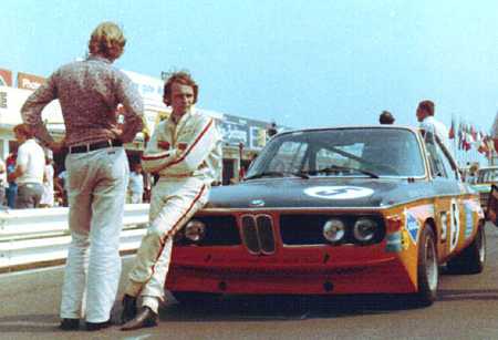 Lauda�b��@�Ť�{���Ʒ~�����˹F�e, ���P�ɦb�G�Ť�{���B�Ш��ɤζ]���@�O�ɤ����v�C �Ϭ��L(�զ��)�b1971�~���ڬw�Ш��ɤ�, �P�������u�@�H���b���ɫe����C Picture Source: ETCC History