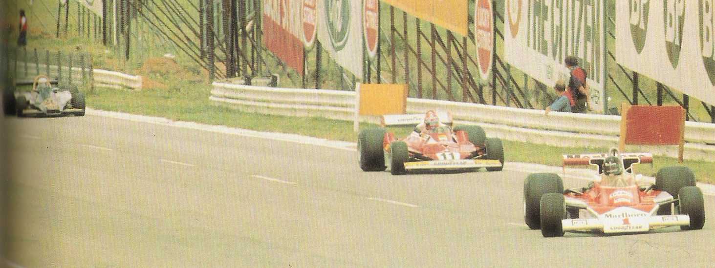 Lauda�b1977�~���諸��⤣�u�OJames Hunt(�e��1����), ��n����M�S�ݤҨ�����Jody Scheckter(���20����)���_�i�B�ҳy�����¯١C�Ϭ��L�̦b�n�D���������ɱ��p�C Picture Source: Alan Henry (1988):�mFifty Famous Motor Races�n