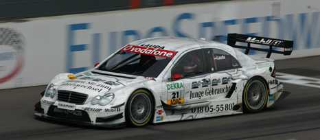 Mathias Lauda�{�b�w�먭��w��Ш��j�v�ɤ�, �Ϭ��L�b��ù���t�ɹD(Euro Speedway)���ɤ����p�C Picture Source: Pitstop.com.my 