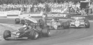 Arnoux�b�^��B���h���v���������F�W�V�Q�٨Ȩ���Andreas de Cesaris, �M�L�@�_���X�ɹD, ��Arnoux���ζH�y�����}�v�T; �Ϭ��L�̦b�o���N�~�����������q�C(�G) Picture Source: Andreas de Cesaris' Fan Site