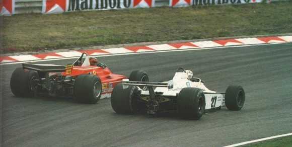 Gilles Villeneuve���r�p���{�M�ɨ��z�פ��۵��X, �O�L�b����j�Įɥi�H�L�Ҭ��ߡC	Picture Source: Tribute to Gilles Villeneuve