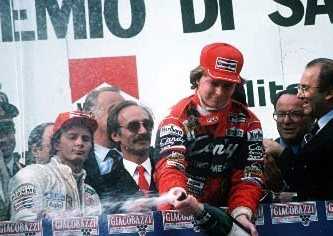 Didier Pironi(�����)�b�̲��Ԥ������ɤ����ѹܼ�, �ߧY�O�L�MGilles Villeneuve(�զ��)�������ͦn���Y�������H�C Picture Source: Didier Pironi Memorial Website