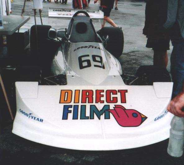 �b2004�~��[���j�T�e�϶i�檺�j��v�j���{��(Histrionic Atlantic)���ɤ�, �䤤�@����ɪ̨ϥ�Gilles Villeneuve�b1976�~�r�p�L������76B��(��)�ɨ��i�樤�v, �Ǧ��V�L�P�H�`�����q�N�C Picture Source: Paul Emile Racing