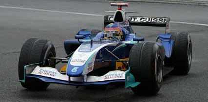 ���ɷɮ᪺Jacques Villeneuve�{�b�w�먭Sauber����, ���O�u�쪺���{�Ψ������e�ҫo�ϥL���e���R����ơC Picture Source: www.pitstop.com.my