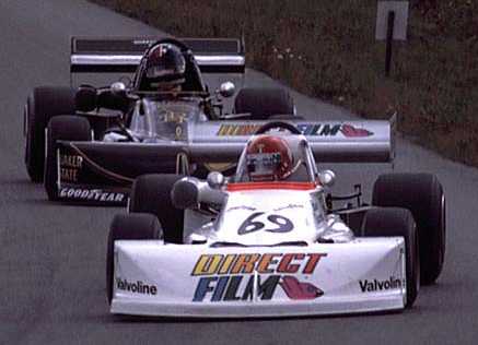 Gilles Villeneuve �b�ӥX1976�~���T�e�Ϫ���D�ɫ�, Direct Film�M�w�����٧U�L�ѻP1977�~�ת��j��v��{���t�C��, �P�ϥL�i�H�b�L���U���~�����p�U, �A�צ����~�ת��`�a�x�C	Picture Source: Jacques Villeneuve.com