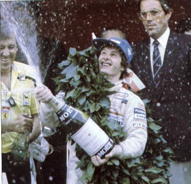 Gilles Villeneuve�b1981�~�����ǭ��j�ɤ��ư��U���a�ܱo�a�x, �b����ɦ۵M`�ߧΩ��C Picture Source: Tribute to Gilles Villeneuve