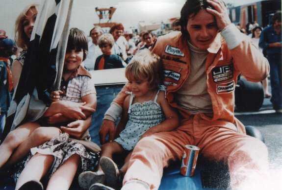 ���ֵ����g�\Gilles Villeneuve�O�@�ӭ����a�x���H, �Ϭ��L�b�j��v��{���ɴ�, �M�d��@�_�y���������ɳӥX�������C	Picture Source: Ventisetterosso - Salut Gilles