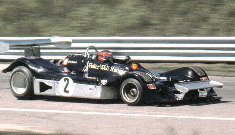 �bChris Amon���|�ˤU, Gilles Villeneuve�ѻP1977�~�����[�]���ɡC Picture Source: Racing Sports Cars