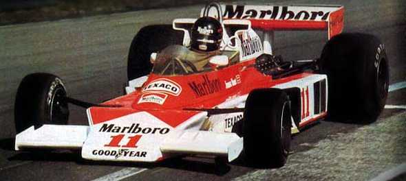 Niki Lauda�MJames Hunt(��)�b1976�~F1�饻�������ɤ��ҧ@�����, �O���~������a�x�������Q������g�F�C	Picture Source: F1 Journal