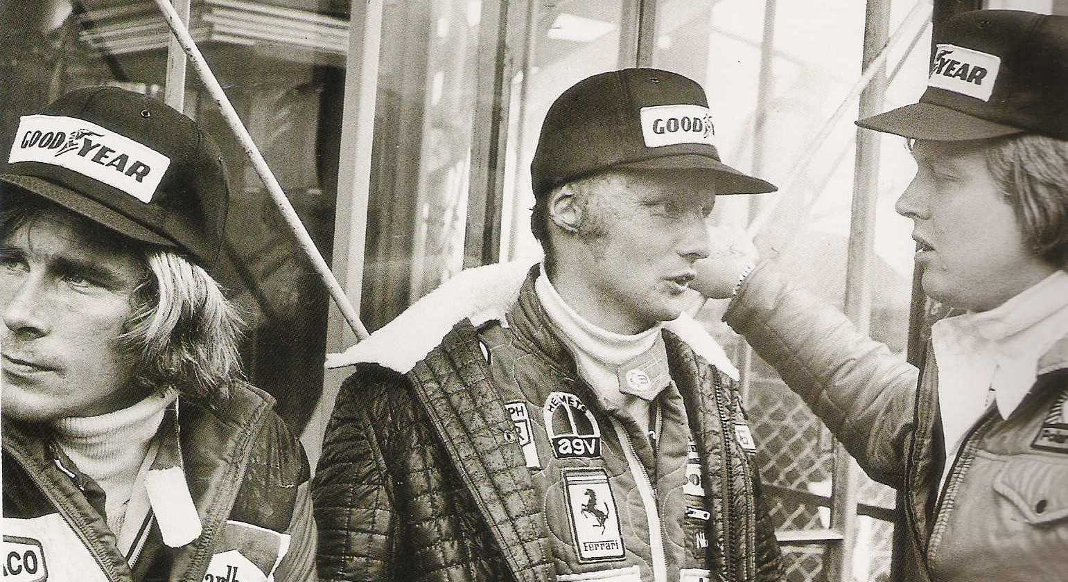 James Hunt(��), Niki Lauda(��)�MRonnie Peterson(�k)�b1976�~�饻�����ͽ�; Hunt�M�L�֦̾��������污�C Picture Source: Alan Henry (2000):�mAutocourse: 50 Years of World Championship Grand Prix Motor Racing�n