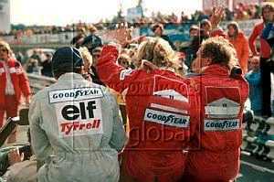 James Hunt(��)�PJochen Mass(�k)���M�P�ˬ������ۮĤO, ��Mass��������Hunt�������v, ��t�I�����ޥ�����H�C	Picture Source: Sutton Images