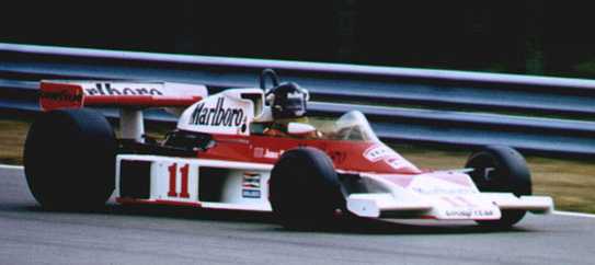 �������ۥOJames Hunt�b1976�~���o�Ĥ@�ӥ@�ɫa�x���_�y�C Picture Source: f1photo.com