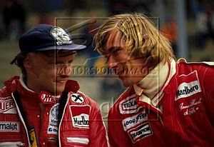 Niki Lauda (��)�MJames Hunt (�k)�ۨ����w�C Picture Source: Sutton Images