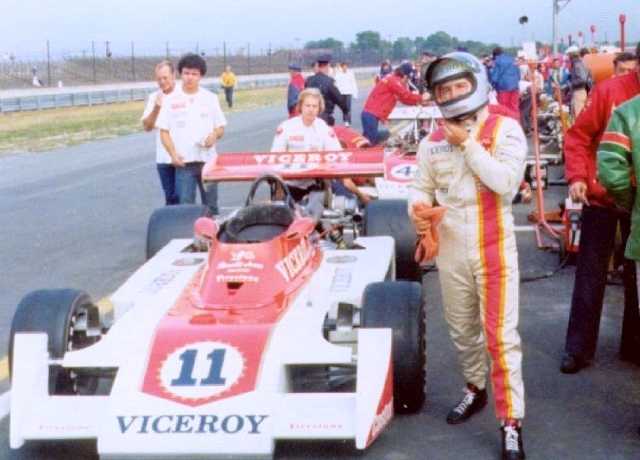 Mario Andretti�b1970�~�N����ĤO�ش�-�Z�s������, �íɧU�L�̪��o�i���ߨӶi�x�@�Ť�{�����ɡC �Ϭ��L�b1973�~�ѻPUSAC��{�����ɮɪ��ǳƱ��p�C Picture Source: Auto Racing 1