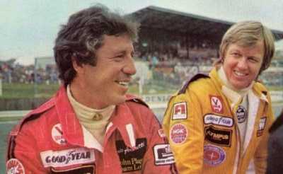 Mario Andretti(��)��Ronnie Peterson(�k)���𽬪ᨮ���P����, ���e�̦b��U�L�����@�ɫa�x���L�{���i�����`�ɷ�C Picture Source: Auto Racing 1