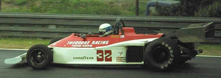 Keke Rosberg�b�i�x�@�Ť�{������ä��p�N, ���bMario Andretti���U�j�U�~�i�H�A���U�ӡC �Ϭ��L�b1978�~�r�p�w�QTR1�ɨ������ɱ��p�C	Picture Source: Racing Sports Cars
