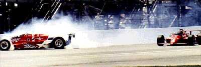 1985�~���L��500���j�ɦ���Mario Andretti(���)�MDanny Suillvan(�e��)����, ��̦b�@�ץ��઺�H�դU�̲ר���, �OMario Andretti�A�׶���C Picture Source: F1 Rejects