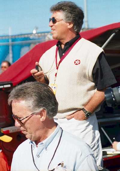 Mario Andretti(�W)�M�ӥͥS��Aldo(�U��)�C	Picture Source: Auto Racing 1