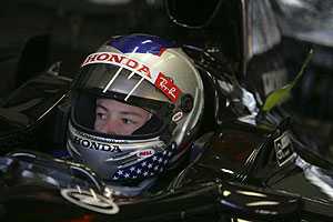 Marco Andretti�b2006�~�L��500�����ɪ������{, ���L�a�ӥ��Ф@�Ť�{���������ը����|�C �q�L���Y���Ϯ׬ݨ�, �L�MMario��Michael���w��������O, ���@�L�i�H�C�X���ųө��Ž}�K	Picture Source: Pitstop.com.my
