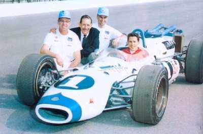 �q1965�~, Mario Andretti(����)�bClint Brawner(���@)������U, �i�xUSAC�����ɡC �Ϭ��L�b1966�~�r�p���y�N(Hawk)�ɨ��C Picture Source: Auto Racing 1