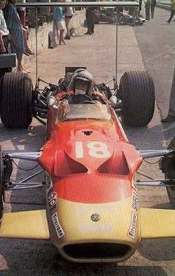 Mario Andretti�b�o�콬�ᨮ���п��Colin Chapman(�k�����U��)�����O�ۧU�U, �b1968�~���F�s�l�ɨ����W��{�L�i�x�@�Ť�{�����ڷQ�C Picture Source: Auto Racing 1