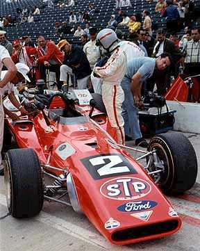 Mario Andretti(�Ȧ��Y����)�b1969�~�L��500���ɫe���ǳƱ��p�C Picture Source: Rumble Drome