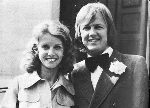 Ronnie Peterson(�k)�MBarbro(��)�b���ѫ�V�ӧμv����, �Ϭ��L�̦b1975�~���B�ɪ����q�C	Picture Source: Ronnie Peterson Official Site