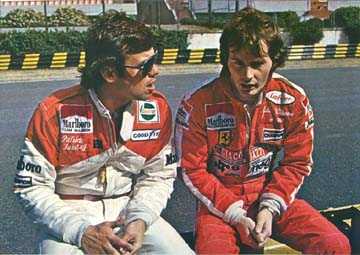 Patrick Tambay(��)�MGilles Villeneuve(�k)�b�@�Ť�{���餺�����`�p�污, ���O���ҩP�����Ʊ�, ���Q���쪺�O, ��ӥL�̪��ɨ��Ʒ~�]�P�˦a�ƨ�Ronnie Peterson���v�T�C Picture Source: Alter Vista org