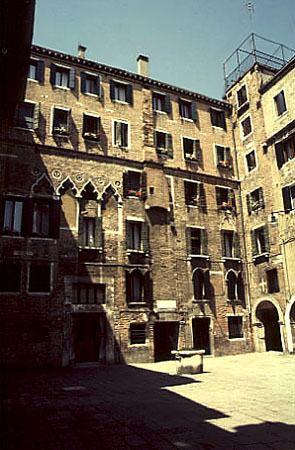 Entrance facing the Canale della Guidecca