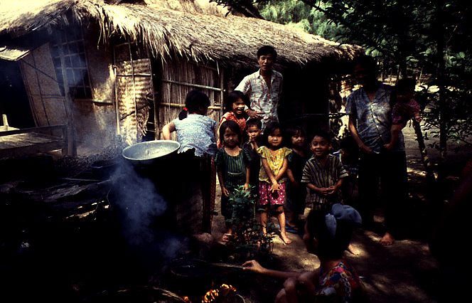 Vietnam photos - Near Hu&eacute; - Family in a small village