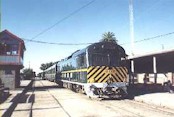 Tren de AFE a su paso por la estaci�n Las Piedras. (Foto JC Gonz�lez)