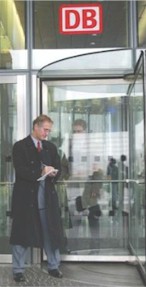 Ed Fagan en momentos en que abandona el edificio de la DB. (Foto cortes�a YNU/APU)