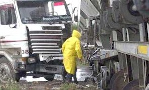 Los mendocinos hacen caso omiso al peligro que pueden representar los cruces ferroviales. (Foto diario Los Andes)