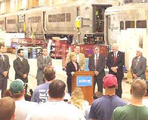 La ex primera dama y actual senadora Hillary Clinton en la planta Hornell de Alstom.