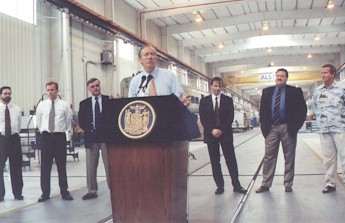El gobernador de Nueva York se dirije al pblico durante su visita a la planta Hornell de Alstom.