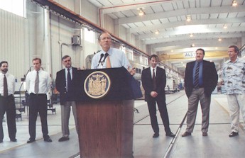 El gobernador de Nueva York se dirije al p�blico durante su visita a la planta Hornell de Alstom.