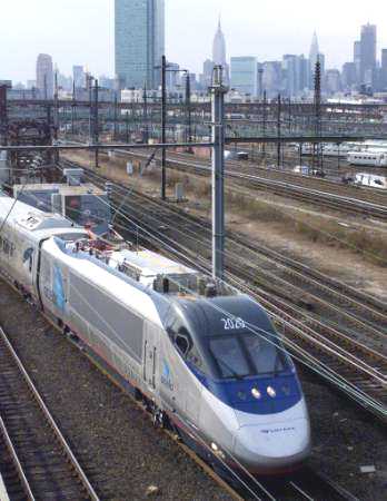 Momento en que hace su arribo a Nueva York el prier Acela reparado proveniente de Washington.