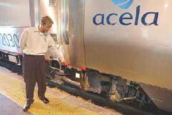 Un tcnico de Amtrak seala la zona donde se producen las roturas que sacaron del servicio a los trenes Acela Express. (Foto YNU/APU)