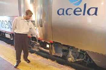 Un t�cnico de Amtrak se�ala la zona donde se producen las roturas que sacaron del servicio a los trenes Acela Express. (Foto YNU/APU)