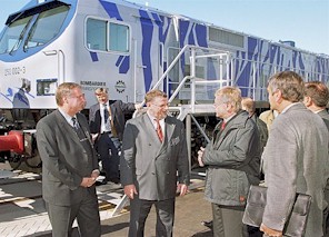 Con la Blue Tiger de fondo, los ejecutivos de Bombardier festejan la venta de 1 unidad a un ferrocarril alem�n privado de cargas.