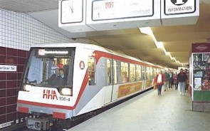 Desde la firma del contrato inicial en 1986, Hochbahn ha ordenado un total de 126 trenes subterr�neos del tipo DT4, siempre al mismo consorcio Bombardier/Alsrom; hasta la fecha 92 trenes est�n prestando servicios. (Foto cortes�a Bombardier)