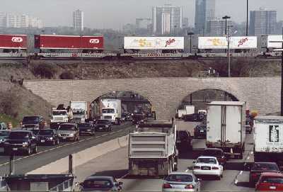Un Expressway abandona la ciudad de Toronto con destino a Detroit. (Foto cortesa CPR)