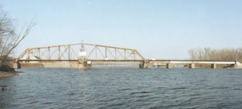 Este viejo puente pronto ser� reemplazado por uno totalmente nuevo. (Foto cortes�a Canadian Pacific Rly.)